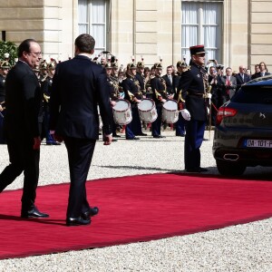 François Hollande et Emmanuel Macron (costume "Jonas & Cie" (rue d'Aboukir à Paris) à 450 Euros) lors de la passation de pouvoir entre Emmanuel Macron et François Hollande au palais de l'Elysée à Paris le 14 mai 2017. © Stéphane Lemouton / Bestimage