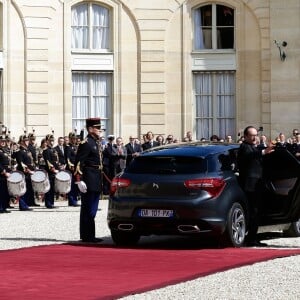 François Hollande et Emmanuel Macron (costume "Jonas & Cie" (rue d'Aboukir à Paris) à 450 Euros) lors de la passation de pouvoir entre Emmanuel Macron et François Hollande au palais de l'Elysée à Paris le 14 mai 2017. © Stéphane Lemouton / Bestimage