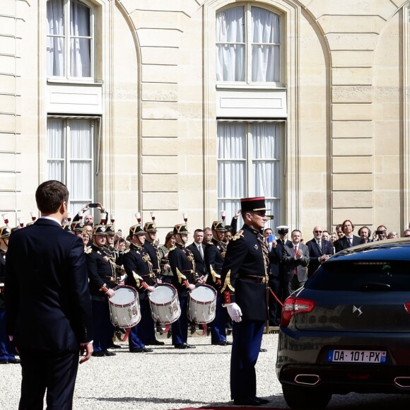 François Hollande et Emmanuel Macron (costume "Jonas & Cie" (rue d'Aboukir à Paris) à 450 Euros) lors de la passation de pouvoir entre Emmanuel Macron et François Hollande au palais de l'Elysée à Paris le 14 mai 2017. © Stéphane Lemouton / Bestimage