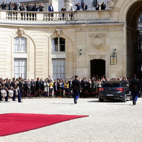 François Hollande et Emmanuel Macron (costume "Jonas & Cie" (rue d'Aboukir à Paris) à 450 Euros) lors de la passation de pouvoir entre Emmanuel Macron et François Hollande au palais de l'Elysée à Paris le 14 mai 2017. © Stéphane Lemouton / Bestimage