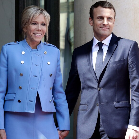 Brigitte Macron (Trogneux) (robe bleue lavande, qui lui est prêtée par Louis Vuitton, conçue par N. Ghesquière) et Emmanuel Macron (costume "Jonas & Cie" (rue d'Aboukir à Paris) à 450 Euros) lors de la passation de pouvoir entre Emmanuel Macron et François Hollande au palais de l'Elysée à Paris le 14 mai 2017. © Stéphane Lemouton / Bestimage