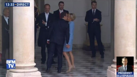 Emmanuel Macron retrouve son épouse Brigitte Macron à l'Elysée après la cérémonie d'hommage au soldat inconnu à l'Arc à de Triomphe. Paris, le 14 mai 2017.
