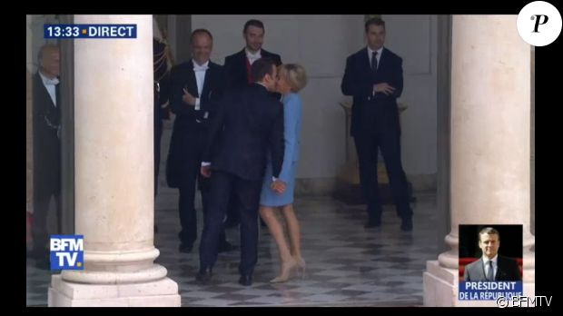 Emmanuel Macron retrouve son épouse Brigitte Macron à l&#039;Elysée après la c érémonie d&#039;hommage au soldat inconnu à l&#039;Arc à de Triomphe. Paris, le 14 mai 2017. 