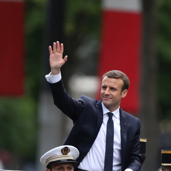 Emmanuel Macron (costume "Jonas & Cie" (rue d'Aboukir à Paris) à 450 Euros) salue les français sur l'avenue des Champs Elysées à Paris le 14 Mai 2017.