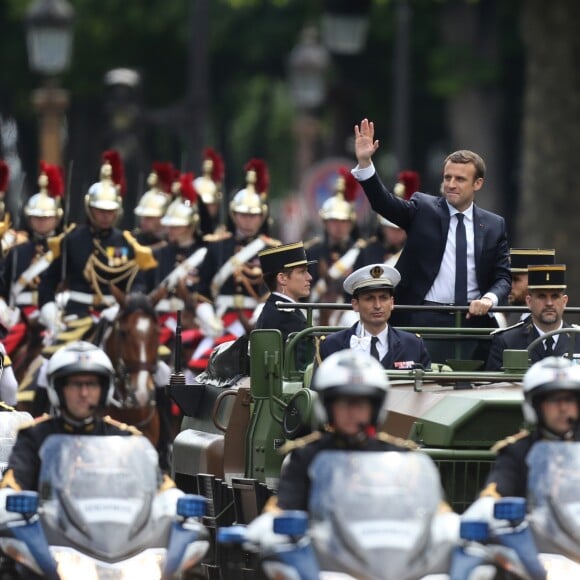 Emmanuel Macron (costume "Jonas & Cie" (rue d'Aboukir à Paris) à 450 Euros) salue les français sur l'avenue des Champs Elysées à Paris le 14 Mai 2017.