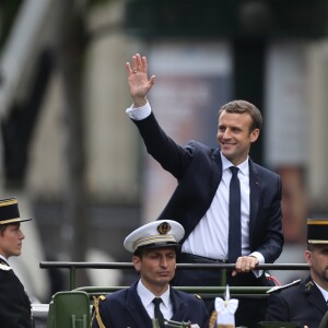 Emmanuel Macron (costume "Jonas & Cie" (rue d'Aboukir à Paris) à 450 Euros) salue les français sur l'avenue des Champs Elysées à Paris le 14 Mai 2017.