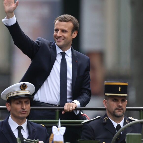 Emmanuel Macron (costume "Jonas & Cie" (rue d'Aboukir à Paris) à 450 Euros) salue les français sur l'avenue des Champs Elysées à Paris le 14 Mai 2017.