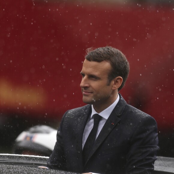 Emmanuel Macron (costume "Jonas & Cie" (rue d'Aboukir à Paris) à 450 Euros) salue les français sur l'avenue des Champs Elysées à Paris le 14 Mai 2017.