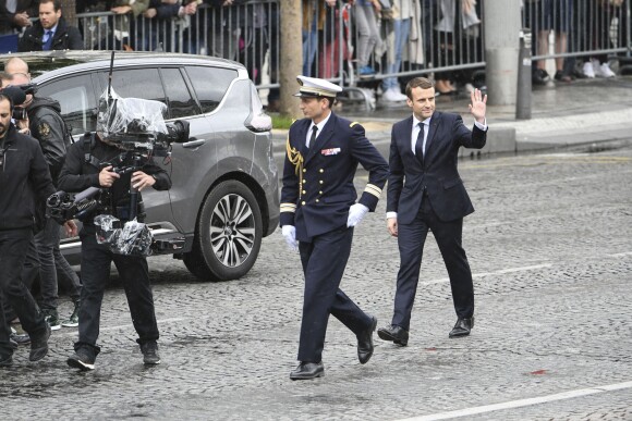 Emmanuel Macron va saluer la foule - Cérémonie d'hommage au soldat inconnu à l'Arc à de Triomphe à Paris, le 14 mai 2017. © Pierre Perusseau/Bestimage