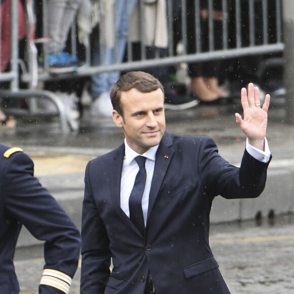 Emmanuel Macron va saluer la foule - Cérémonie d'hommage au soldat inconnu à l'Arc à de Triomphe à Paris, le 14 mai 2017. © Pierre Perusseau/Bestimage