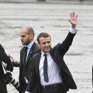 Emmanuel Macron va saluer la foule - Cérémonie d'hommage au soldat inconnu à l'Arc à de Triomphe à Paris, le 14 mai 2017. © Pierre Perusseau/Bestimage