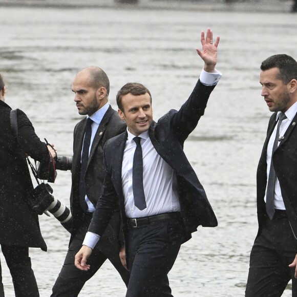 Emmanuel Macron va saluer la foule - Cérémonie d'hommage au soldat inconnu à l'Arc à de Triomphe à Paris, le 14 mai 2017. © Pierre Perusseau/Bestimage