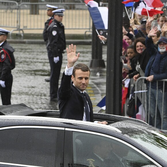 Emmanuel Macron redescend l'Avenue des Champs-Elysées - Cérémonie d'hommage au soldat inconnu à l'Arc à de Triomphe à Paris, le 14 mai 2017. © Pierre Perusseau/Bestimage