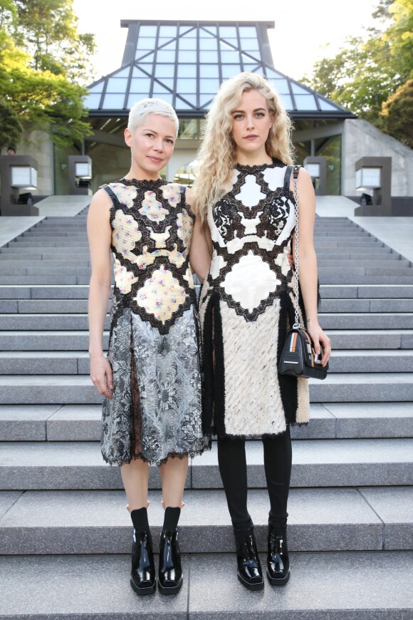 Michelle Williams et Riley Keough assistent au défilé Louis Vuitton (collection prêt-à-porter croisière 2018) au Miho Museum. Kyoto, le 14 mai 2017.