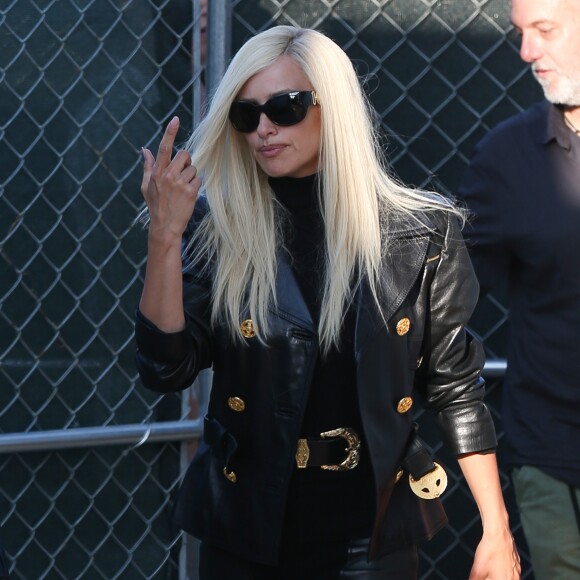 Penélope Cruz dans la peau de Donatella Versace sur le tournage du film 'Versace: American Crime Story' à Miami, le 15 mai 2017 © CPA/Bestimage