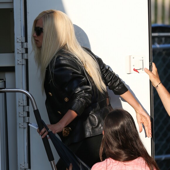 Penélope Cruz dans la peau de Donatella Versace sur le tournage du film 'Versace: American Crime Story' à Miami, le 15 mai 2017 © CPA/Bestimage