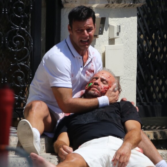 Ricky Martin et Edgar Ramirez sur le tournage de la série ''Versace : American Crime Story'' à Miami, le 10 mai 2017.