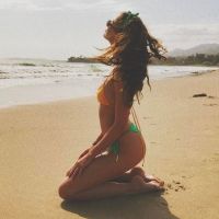 Taylor Hill : Canon en bikini et détendue avec son chéri