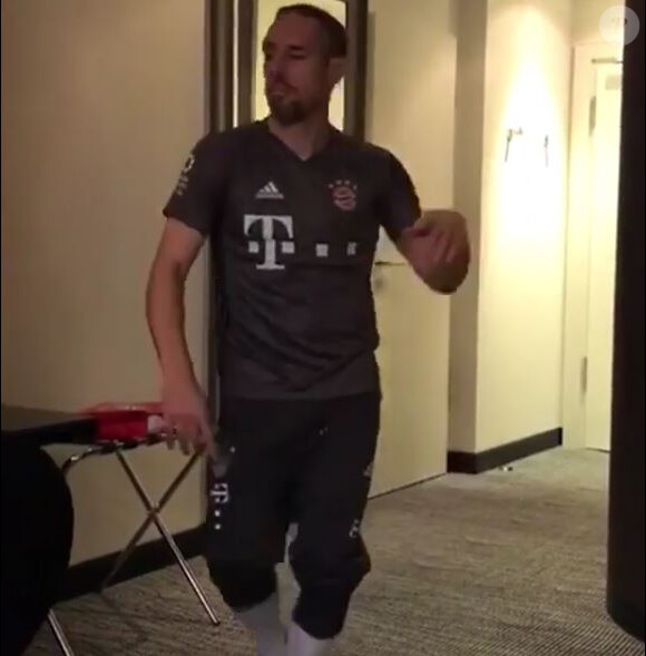 Franck Ribéry décontracté dans sa chambre d'hôtel, danse siur "Marabout", la nouvelle chanson de Maître Gims. Instagram, mai 2017.