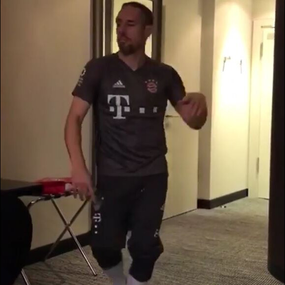 Franck Ribéry décontracté dans sa chambre d'hôtel, danse siur "Marabout", la nouvelle chanson de Maître Gims. Instagram, mai 2017.