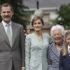 Le roi Felipe VI, la reine Letizia d'Espagne avec sa grand-mère Menchu Alvarez et l'infante Sofia lors de la communion de cette dernière le 17 mai 2017 à Madrid.