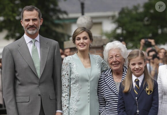 Le roi Felipe VI, la reine Letizia d'Espagne avec sa grand-mère Menchu Alvarez et l'infante Sofia lors de la communion de cette dernière le 17 mai 2017 à Madrid.