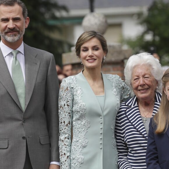 Le roi Felipe VI, la reine Letizia d'Espagne avec sa grand-mère Menchu Alvarez et l'infante Sofia lors de la communion de cette dernière le 17 mai 2017 à Madrid.