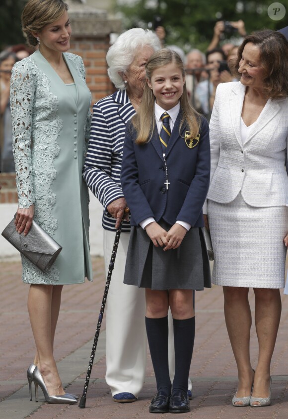 La reine Letizia d'Espagne avec sa grand-mère Menchu Alvarez, sa mère Paloma Rocasolano et sa fille l'infante Sofia lors de sa communion à Madrid le 17 mai 2017.