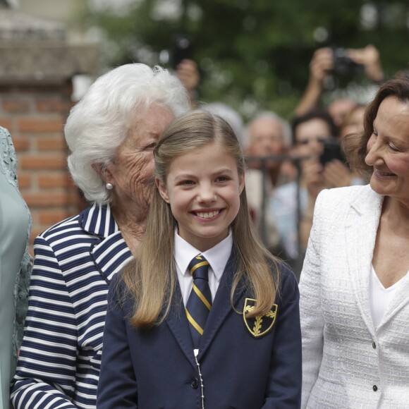 La reine Letizia d'Espagne avec sa grand-mère Menchu Alvarez, sa mère Paloma Rocasolano et sa fille l'infante Sofia lors de sa communion à Madrid le 17 mai 2017.