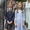 L'infante Sofia d'Espagne avec sa soeur la princesse Leonor des Asturies lors de sa communion le 17 mai 2017 à Madrid.