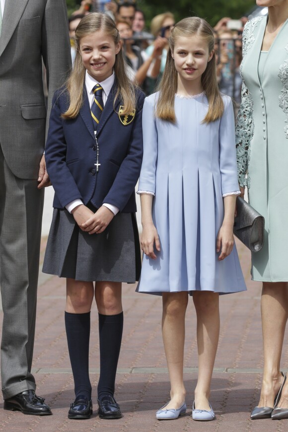 L'infante Sofia d'Espagne avec sa soeur la princesse Leonor des Asturies lors de sa communion le 17 mai 2017 à Madrid.