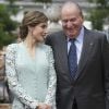 La reine Letizia d'Espagne complice avec son beau-père le roi Juan Carlos Ier lors de la première communion de l'infante Sofia d'Espagne, le 17 mai 2017 à Madrid.