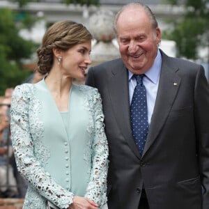 La reine Letizia d'Espagne complice avec son beau-père le roi Juan Carlos Ier lors de la première communion de l'infante Sofia d'Espagne, le 17 mai 2017 à Madrid.