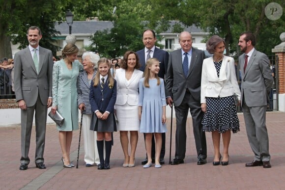 L'infante Sofia d'Espagne entourée de sa famille lors de sa communion le 17 mai 2017 à Madrid : le roi Felipe VI, la reine Letizia d'Espagne, Menchu Alvarez, Paloma Rocasolano, la princesse Leonor des Asturies, derrière elle Konstantin-Assen de Bulgarie, le roi Juan Carlos Ier, la reine Sofia et Jesús Ortiz.