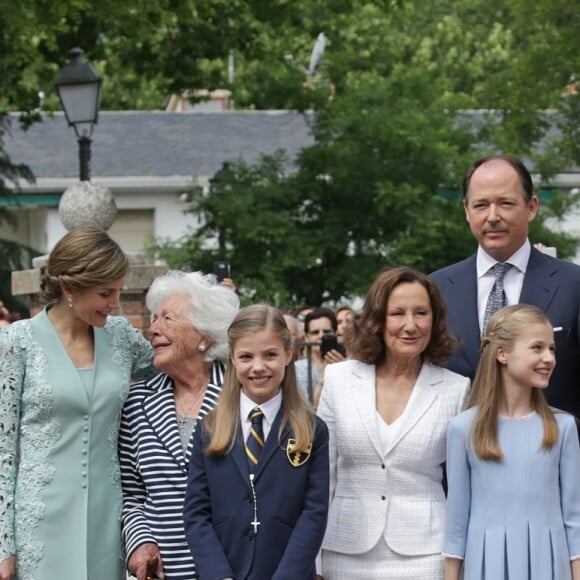 L'infante Sofia d'Espagne entourée de sa famille lors de sa communion le 17 mai 2017 à Madrid : le roi Felipe VI, la reine Letizia d'Espagne, Menchu Alvarez, Paloma Rocasolano, la princesse Leonor des Asturies, derrière elle Konstantin-Assen de Bulgarie, le roi Juan Carlos Ier, la reine Sofia et Jesús Ortiz.