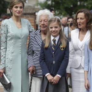 La reine Letizia d'Espagne avec sa grand-mère Menchu Alvarez, sa mère Paloma Rocasolano et sa fille l'infante Sofia lors de sa communion à Madrid le 17 mai 2017.