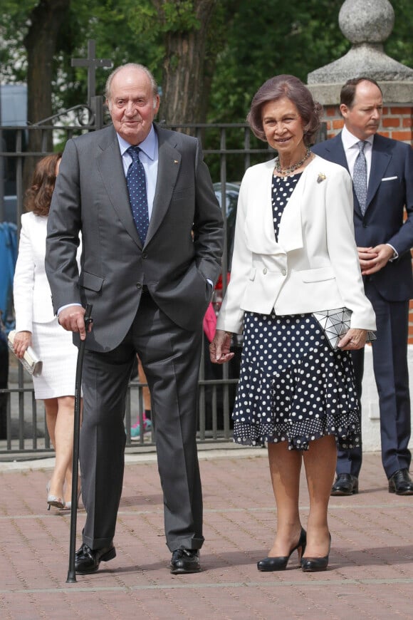 Le roi Juan Carlos Ier et la reine Sofia d'Espagne lors de sa communion le 17 mai 2017 à Madrid.