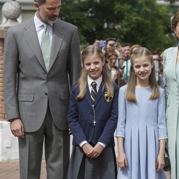 L'infante Sofia d'Espagne entourée de sa famille lors de sa communion le 17 mai 2017 à Madrid