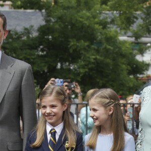 L'infante Sofia d'Espagne entourée de sa famille lors de sa communion le 17 mai 2017 à Madrid