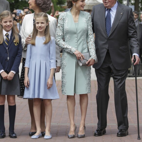 L'infante Sofia d'Espagne entourée de sa famille lors de sa communion le 17 mai 2017 à Madrid