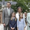 L'infante Sofia d'Espagne entourée de sa famille lors de sa communion le 17 mai 2017 à Madrid