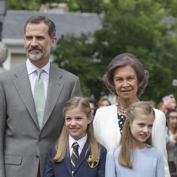 L'infante Sofia d'Espagne entourée de sa famille lors de sa communion le 17 mai 2017 à Madrid
