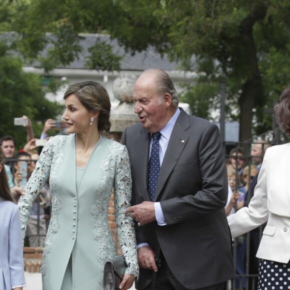 L'infante Sofia d'Espagne entourée de sa famille lors de sa communion le 17 mai 2017 à Madrid