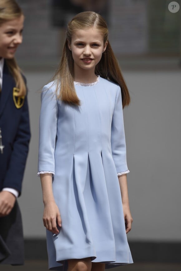 L'infante Sofia et sa soeur aînée la princesse Leonor lors de la première communion de l'infante Sofia d'Espagne, le 17 mai 2017 à Madrid.
