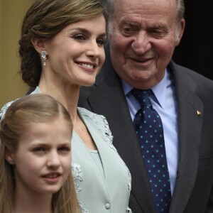 La reine Letizia d'Espagne complice avec son beau-père le roi Juan Carlos Ier lors de la première communion de l'infante Sofia d'Espagne, le 17 mai 2017 à Madrid.