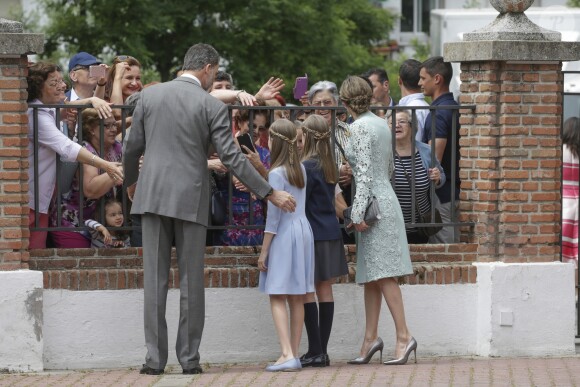 Le roi Felipe VI et la reine Letizia d'Espagne avec leurs filles la princesse Leonor des Asturies et l'infante Sofia lors de la première communion de l'infante Sofia, le 17 mai 2017 à Madrid.