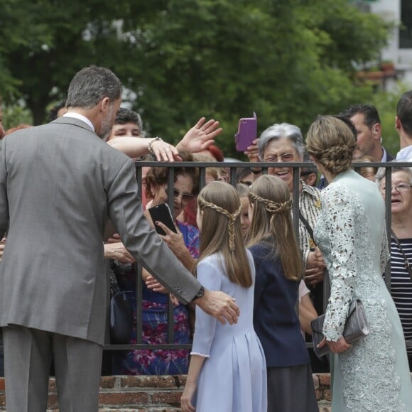 Le roi Felipe VI et la reine Letizia d'Espagne avec leurs filles la princesse Leonor des Asturies et l'infante Sofia lors de la première communion de l'infante Sofia, le 17 mai 2017 à Madrid.