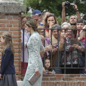 La princesse Leonor et l'infante Sofia saluent la foule avec leur mère la reine Letizia lors de la première communion de l'infante Sofia d'Espagne, le 17 mai 2017 à Madrid.