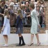 La princesse Leonor et l'infante Sofia saluent la foule avec leur mère la reine Letizia lors de la première communion de l'infante Sofia d'Espagne, le 17 mai 2017 à Madrid.