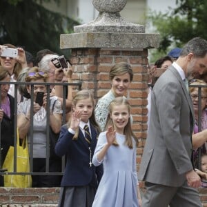 Le roi Felipe VI et la reine Letizia d'Espagne avec leurs filles la princesse Leonor des Asturies et l'infante Sofia lors de la première communion de l'infante Sofia, le 17 mai 2017 à Madrid.